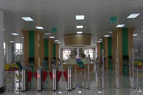 4.一楼总服务台、电子检索区、电子读报区.jpg
