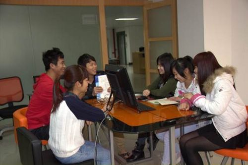 17.多人研修讨论学习.jpg