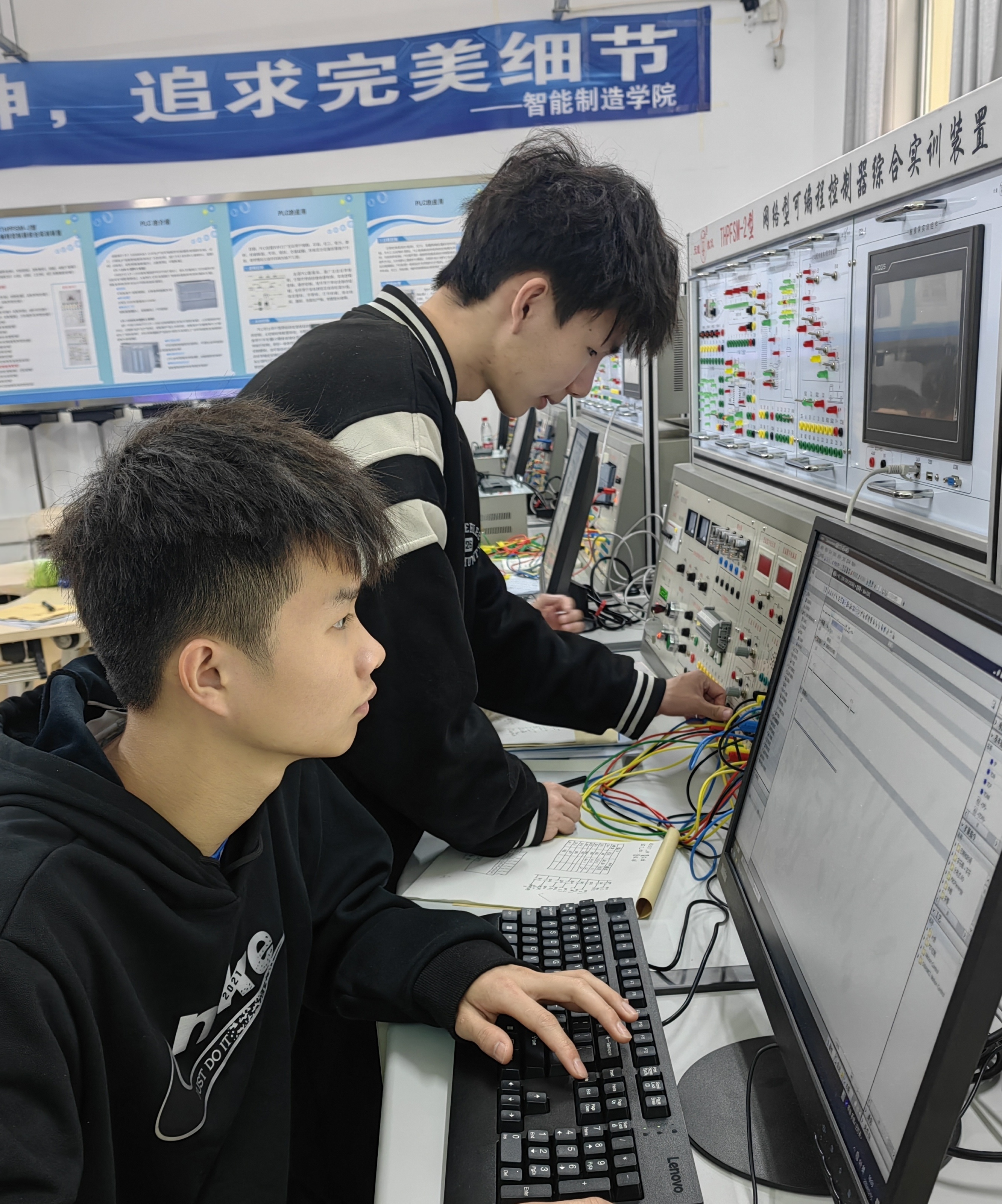 学生课程实训现场Practical training site for student courses